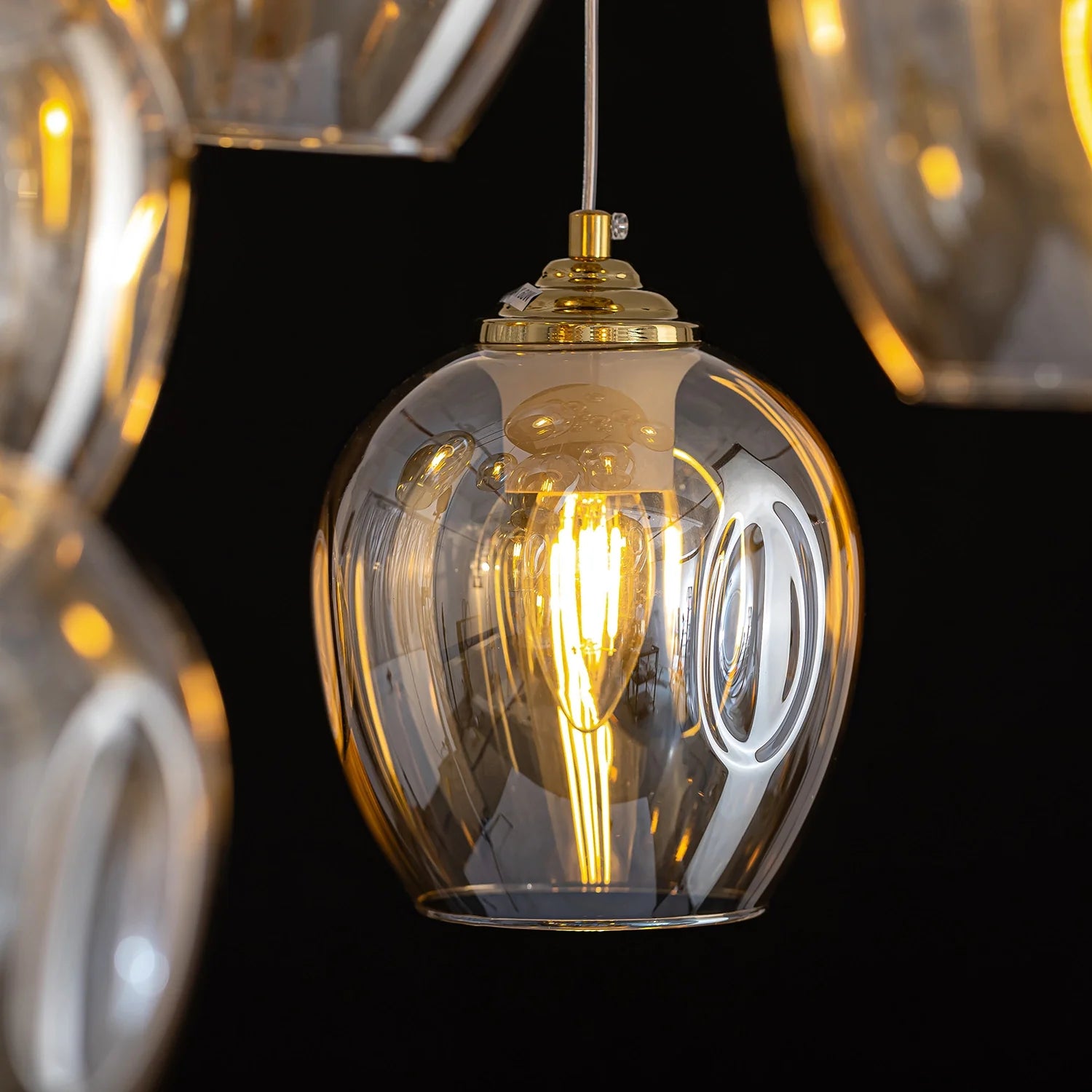 close-up-of-aura-luxury-glass-chandelier-in-foyer-sofary-lighting